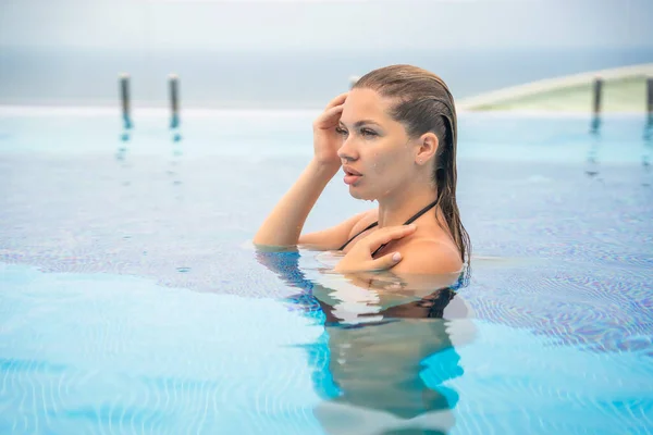Portrét Krásné Ženy Plavkách Relaxující Bazénu Resortu Kvalitní Fotografie — Stock fotografie