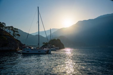 Oludeniz, Türkiye - 9 Haziran 2023: Oludeniz plajı yakınlarındaki liman yatları, sabah Türkiye. Yüksek kalite fotoğraf