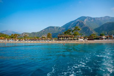 Oludeniz, Türkiye - 9 Haziran 2023: Oludeniz plajı sabah insansız. Yüksek kalite fotoğraf