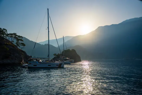 Oludeniz, Türkiye - 9 Haziran 2023: Oludeniz plajı yakınlarındaki liman yatları, sabah Türkiye. Yüksek kalite fotoğraf