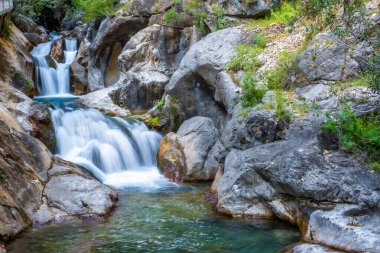 Türkiye 'nin Alanya yakınlarındaki Taurus dağlarında çağlayan şelaleli Sapadere kanyonu. Yüksek kalite fotoğraf