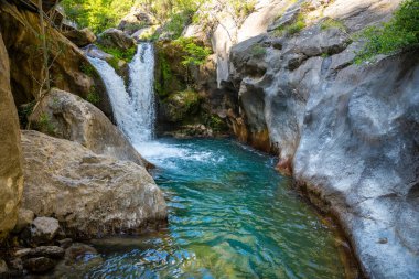 Türkiye 'nin Alanya yakınlarındaki Taurus dağlarında çağlayan şelaleli Sapadere kanyonu. Yüksek kalite fotoğraf