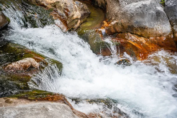 Água Corrente Rápida Desfiladeiro Sapadere Com Rochas Pedras Nas Montanhas — Fotografia de Stock