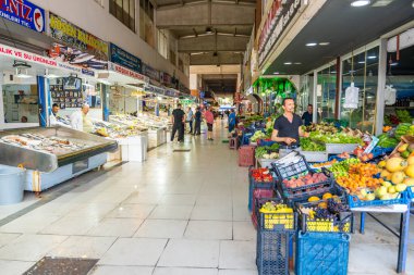 Alanya, Türkiye - 11 Haziran 2023: Alanya sokak gıda pazarında taze deniz ürünleri, sebze ve meyve tezgahları. Yüksek kalite fotoğraf