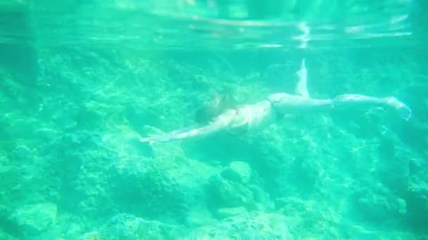 Mujer Nadando Mar Abierto Cerca Foto Bajo Agua Chica Buceo — Vídeos de Stock