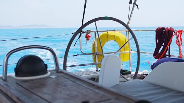 Jacht Segelt Auf Offener See Nahaufnahme Des Cockpits Des Bootes — Stockvideo
