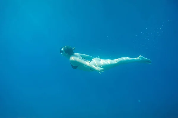 女人在大海中游泳 关闭水下照片 在开阔水域潜水的女孩 高质量的照片 — 图库照片