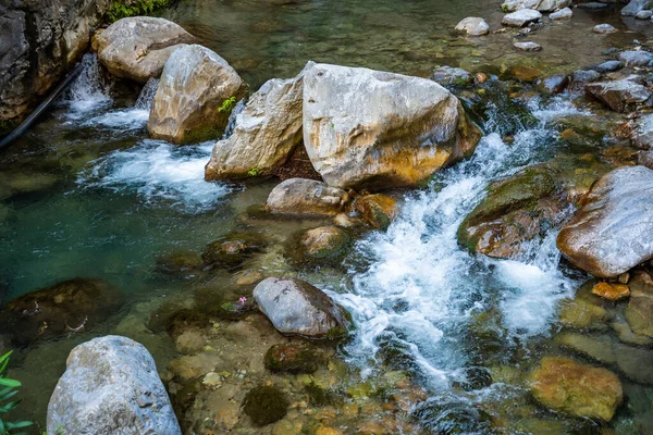 トルコのAlanya付近の牡牛座の山々に岩や石があるサパデーレ渓谷の速い流れの水 高品質の写真 — ストック写真