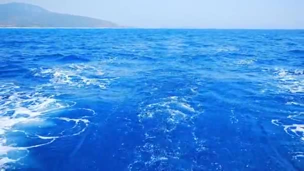 Wasseroberfläche Hinter Einem Segelboot Mit Blauem Himmel Hochwertiges Filmmaterial — Stockvideo