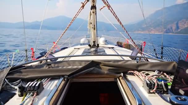 Jacht Pływający Otwartym Morzu Widok Bliska Pokład Maszt Żagle Czyste — Wideo stockowe