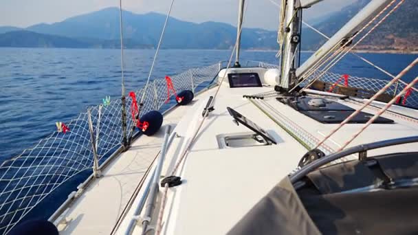 Jacht Segelt Auf Offener See Nahaufnahme Von Deck Mast Und — Stockvideo