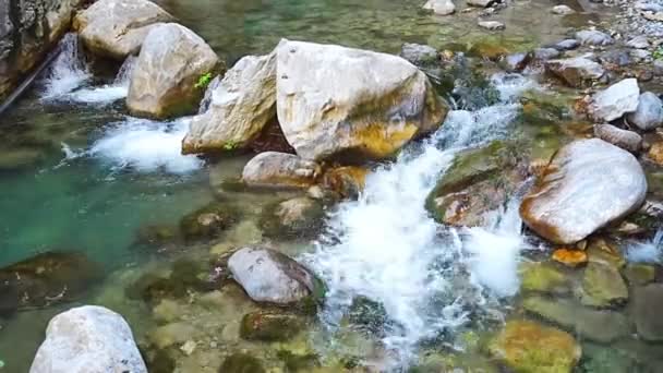 トルコのAlanya付近の牡牛座の山々に岩や石があるサパデーレ渓谷の速い流れの水 高品質の写真 — ストック動画