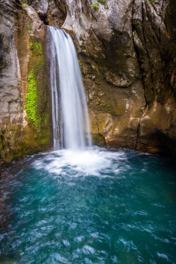 Türkiye 'nin Alanya kenti yakınlarındaki Taurus dağlarında nehir ve şelaleli Sapadere kanyonu. Yüksek kalite fotoğraf