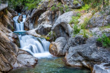 Türkiye 'nin Alanya yakınlarındaki Taurus dağlarında çağlayan şelaleli Sapadere kanyonu. Yüksek kalite fotoğraf