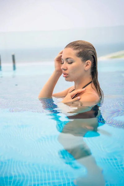 Retrato Mulher Bonita Roupa Banho Relaxante Piscina Resort Foto Alta — Fotografia de Stock