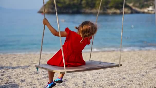 Kleines Mädchen Auf Holzschaukel Strand Von Oludeniz Sommerferien Oludeniz Türkei — Stockvideo