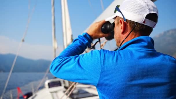 Joven Capitán Yate Mirando Través Binoculares Durante Control Del Barco — Vídeo de stock