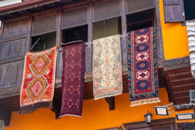 Türkiye 'nin Fethiye ilçesinde balkonda halıları olan doğu tarzı tipik bir ev. Yüksek kalite fotoğraf