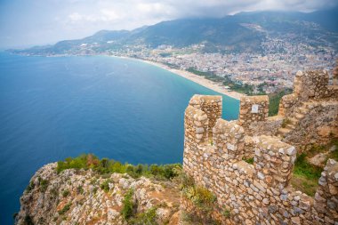 Alanya Şatosu 'ndan Kleopatra Sahili' nin ön plandaki ortaçağ duvarı harabesi, Türkiye. Yüksek kalite fotoğraf