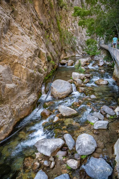 在土耳其阿拉亚附近的金牛座山上 萨帕德雷峡谷有着木制小径和瀑布级联 高质量的照片 — 图库照片
