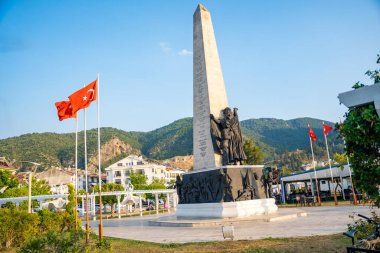 Fethiye, Türkiye - 9 Haziran 2023: Fethiye, Türkiye 'de kent meydanında terör mağduru anıtı. Yüksek kalite fotoğraf