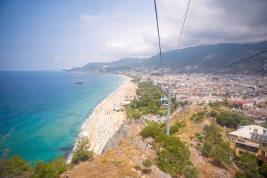 Kleopatra plajının ve Alanya 'nın teleferikten Alanya kalesine hava görüntüsü. Yüksek kalite fotoğraf
