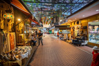 Fethiye, Türkiye - 9 Haziran 2023: Fethiye 'nin eski kenti veya küçük dükkanları ve restoranları olan Paspatur yaya sokağı, Türkiye. Yüksek kalite fotoğraf
