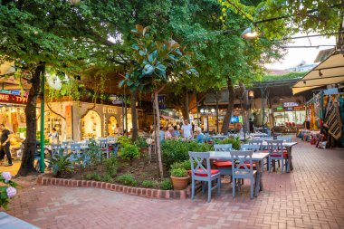 Fethiye, Türkiye - 9 Haziran 2023: Fethiye 'nin eski kenti veya küçük dükkanları ve restoranları olan Paspatur yaya sokağı, Türkiye. Yüksek kalite fotoğraf