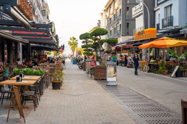 Fethiye, Türkiye - 9 Haziran 2023: Kafesi ve küçük dükkanları olan eski şehir Fethiye 'nin sokağı, Türkiye. Yüksek kalite fotoğraf