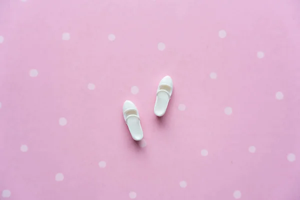 Sapatos Boneca Branca Fundo Rosa Foto Alta Qualidade — Fotografia de Stock