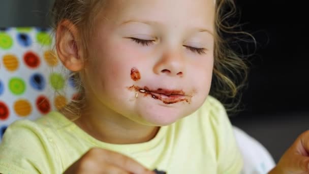 Niña Con Pelo Rubio Comiendo Chocolate Casero Con Boca Sucia — Vídeos de Stock
