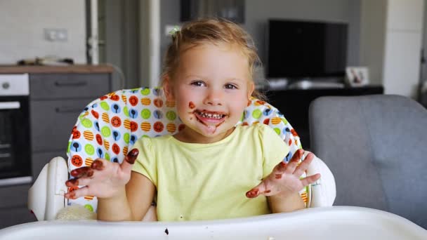 Menina Com Cabelo Loiro Comendo Chocolate Caseiro Mostrando Boca Mãos — Vídeo de Stock