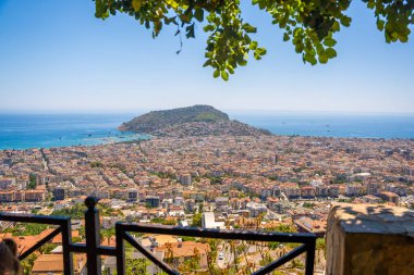 Güneşli bir günde tepeden Alanya 'nın panorama manzarası. Yüksek kalite fotoğraf