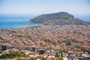 Güneşli bir günde tepeden Alanya 'nın panorama manzarası. Yüksek kalite fotoğraf