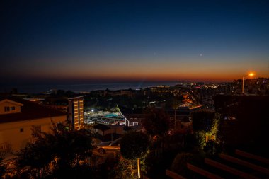 Akdeniz kıyısındaki Alanya yakınlarındaki Konakli kentinde gün batımından sonra güzel bir gökyüzü. Yüksek kalite fotoğraf