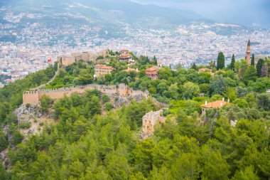 Antalya bölgesinin Alanya kentindeki ortaçağ şatosunun havadan görünüşü. Yüksek kalite fotoğraf