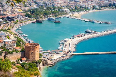Türkiye 'nin güzel bir yaz gününde Alanya limanının panoramik manzarası. Yüksek kalite fotoğraf