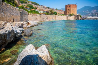 Türkiye 'nin güney kıyısındaki Antalya ilinin Alanya ilçesindeki Alanya Şatosu' nun Kızıl Kulesi. Yüksek kalite fotoğraf