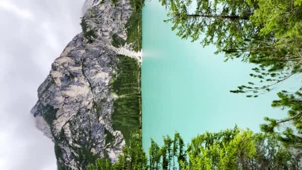 Úžasná Alpská Krajina Oblačným Nebem Braiesovým Jezerem Dolomitech Itálie Evropa — Stock video