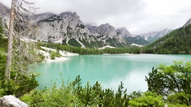 Increíble Paisaje Alpino Con Cielo Nublado Lago Braies Dolomitas Italia — Vídeos de Stock