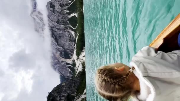 Niña Admira Increíble Paisaje Alpino Con Cielo Nublado Desde Barco — Vídeos de Stock