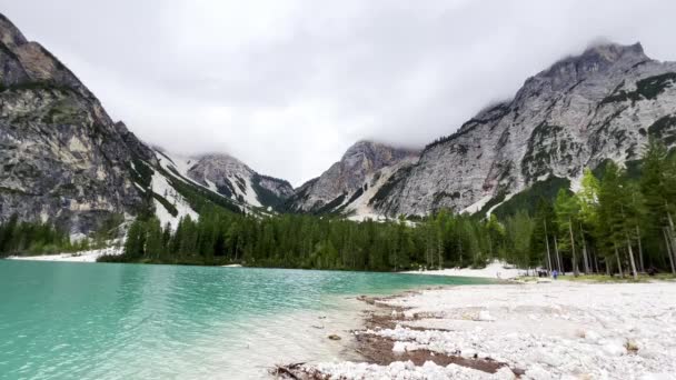 Úžasná Alpská Krajina Oblačným Nebem Braiesovým Jezerem Dolomitech Itálie Evropa — Stock video