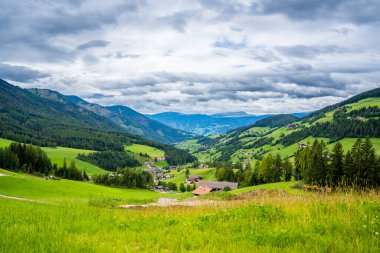 İtalya 'daki Puez Odle doğa parkında manzara, güzel gökyüzü ve dağlar. Yüksek kalite fotoğraf