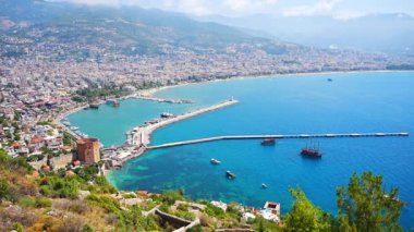 Türkiye 'nin güzel bir yaz gününde Alanya limanının panoramik manzarası. Yüksek kalite 4k görüntü