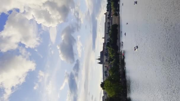 Perahu Dan Katamaran Sungai Vltava Bagian Yang Mengalir Atas Jembatan — Stok Video