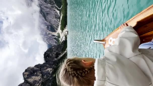 Liten Flicka Beundrar Fantastiska Alpina Landskap Med Molnig Himmel Från — Stockvideo