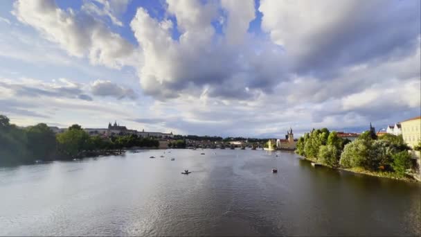 Perahu Dan Katamaran Sungai Vltava Bagian Yang Mengalir Atas Jembatan — Stok Video