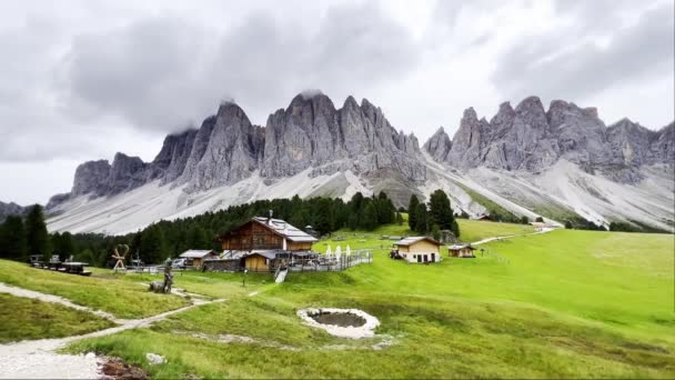 Impondo Dolomite Paisagem Puez Odle Nature Park Vista Pasto Alpino — Vídeo de Stock