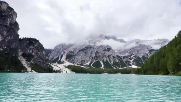 Verbazingwekkend Alpenlandschap Met Bewolkte Lucht Vanuit Het Braies Meer Dolomieten — Stockvideo