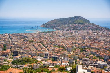 Güneşli bir günde tepeden Alanya 'nın panorama manzarası. Yüksek kalite fotoğraf